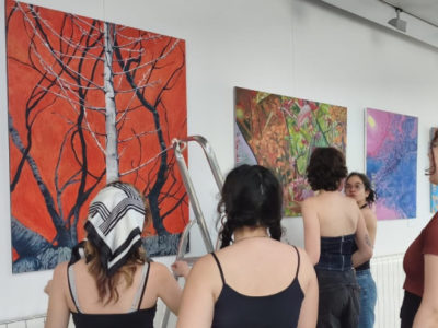 La Vega inspira: estudiantes de Bellas Artes exponen «VEGA&Art» en la Cámara de Comercio